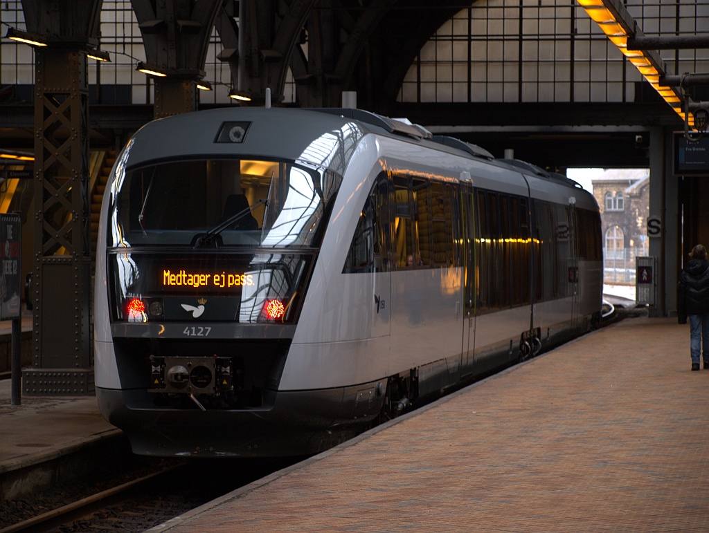 DSB MQ 41/4927(Desiro mit 335kW Motoren)auf Testfahrt nach Grenaa. Diese Triebwagen sollen die über 30 Jahre alten MR/MRD Triebwagen ablösen. Aarhus Hbf 24.01.2011 (0800)