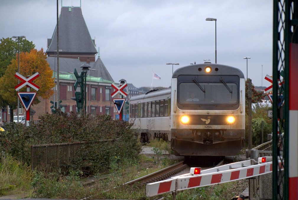 DSB MR/MRD 40/4204 kam aus Grenaa und fährt hier am Hafen vorbei in Richtung Aarhus Bahnhof. 20.09.2010