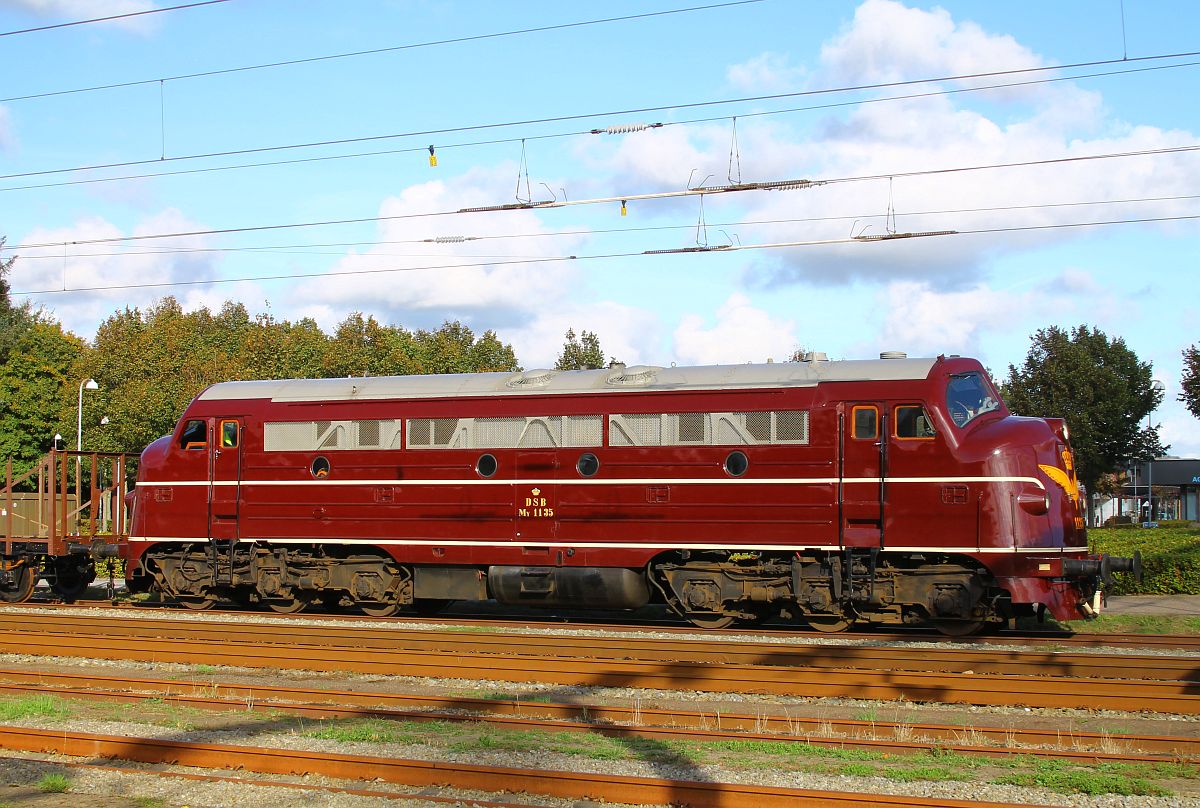 DSB MY 1135 (NoHAB 2376/1957) wurde nach ihrer Verwendung als blaue Meßzuglok dem Eisenbahnmuseum Odense zugeteilt und ist numehr in ihrem farblichen Ursprungszustand weinrot mit Krone unterwegs, Pattburg/Padborg 9.10.2022