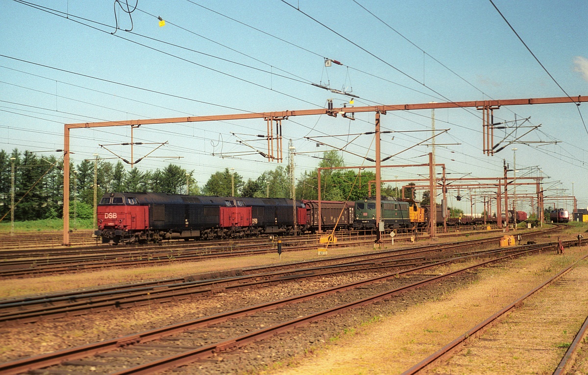 DSB MZ 1453 + 1411 Einfahrt Pattburg/DK 12.05.2000