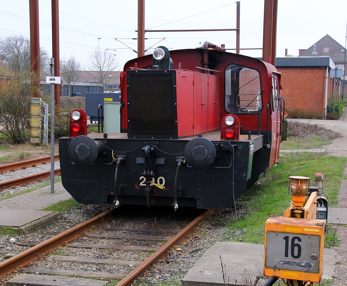 DSB Reserve Köf II 290 wurde per Tieflader aus Fredericia gebracht um die mit Getriebeschaden ausgefallene Köf 285 zu ersetzen. Padborg Pbf 29.03.2014