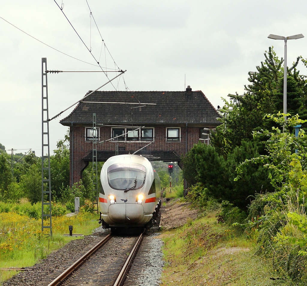 DSB/DB ICE-TD 605 011 aus Aarhus bei der Einfahrt in Flensburg, im Hintergrund ist das alte Flensburger Reiterstellwerk  FO  zu sehen. 21.07.12