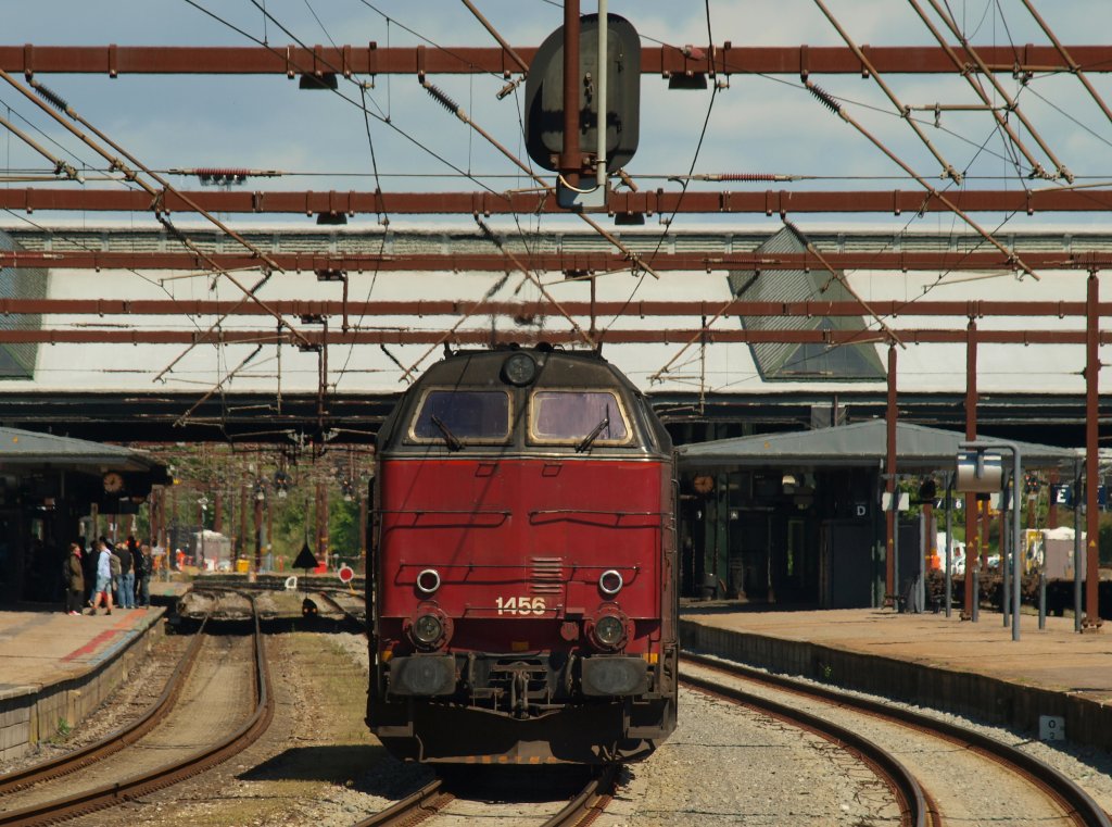 DSB/DB Litra MZ 1456 wartet im Bhf von Fredericia auf die Weiterfahrt. 01.05.2011