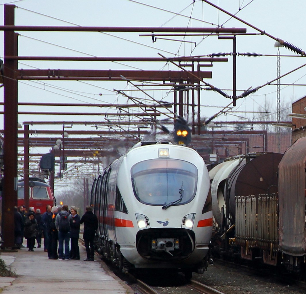 DSB/DB Tz 5510  Wehrheim(Taunus)  oder 0605 010/110/210/510 ermöglicht bei seinem 10 min Halt im Bahnhof Padborg einen Personalwechsel und den Rauchern ihren Schmachter zu befriedigen. Padborg/DK 06.02.2014