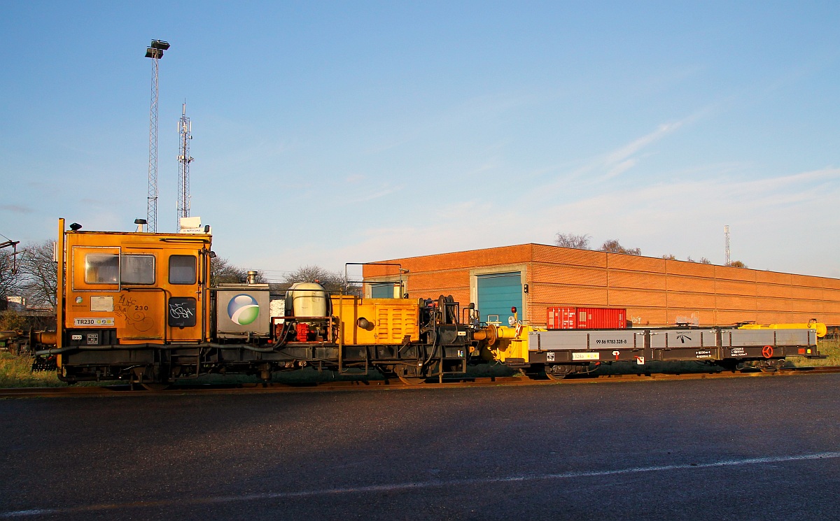 DSB/Enterprise Trolje TR 230(vergleichbar mit GAF oder Robel)mit Banedanmark Begleitwagen 328a abgestellt im nur noch teilweise genutzten Gbf Bereich in Padborg/DK. 08.11.2013