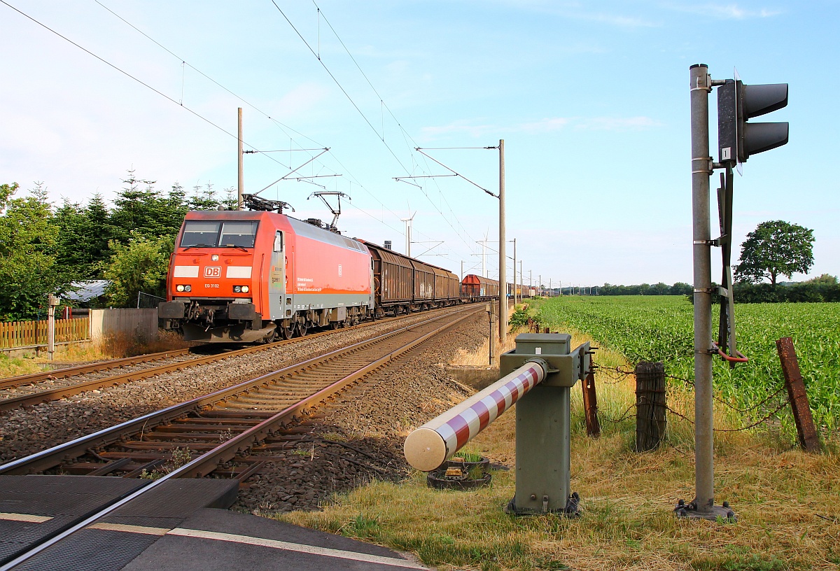 DSB/RSC EG 3102 mit dem EZ 44733 passiert hier bei Km 150,455 den Bü Jübek-Nord. 26.06.2014