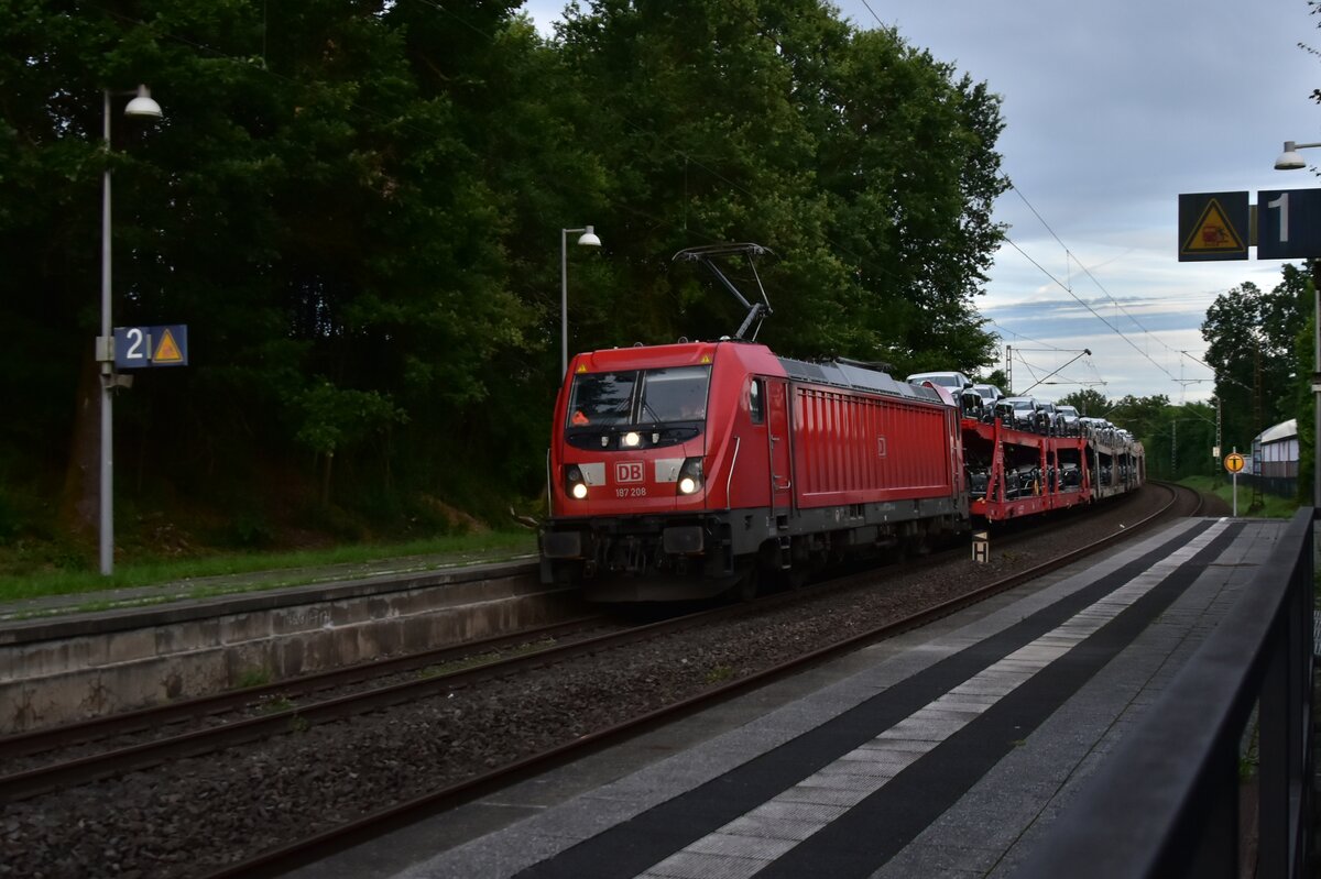 Durch Binau ist 187 208 mit dem AUDI-Zug gen Heidelberg fahrend am 5.7.2024 von mir abgelichtet worden. 