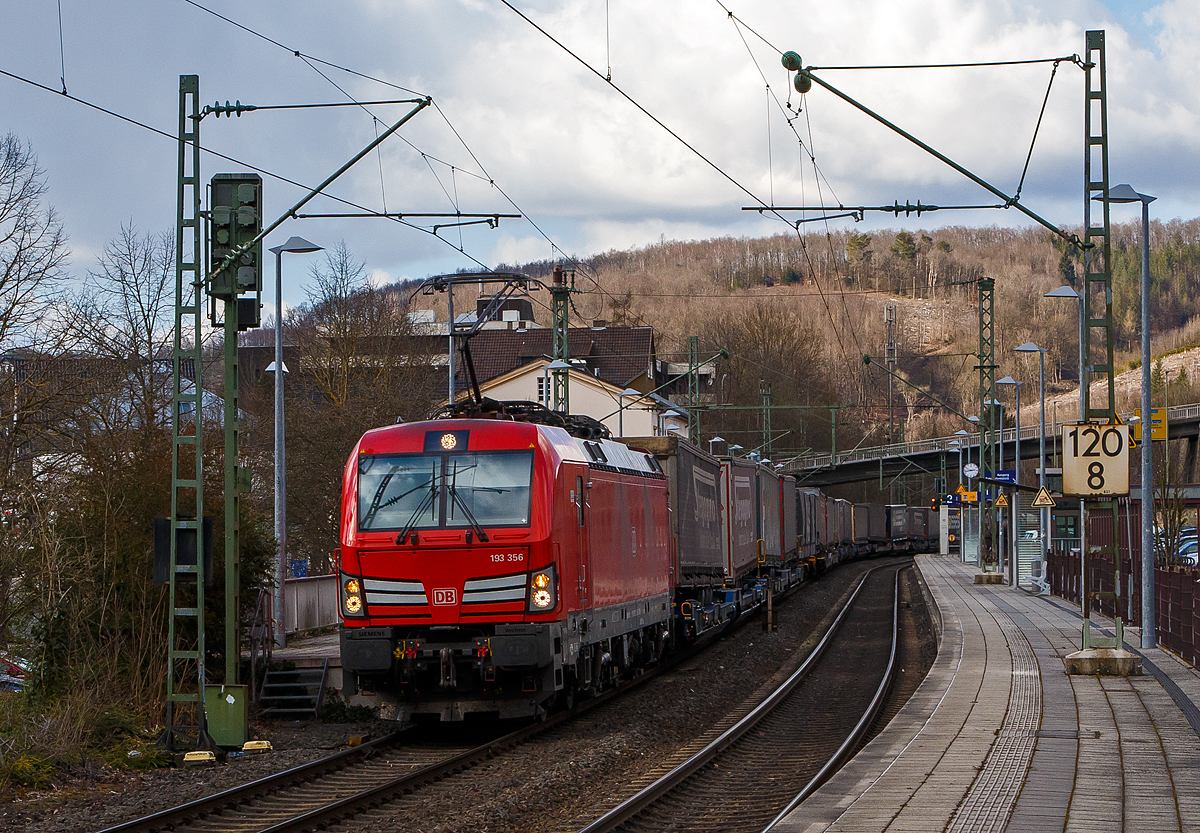 Durch den Felsrutsch bei Kestert, unweit des Loreley-Felsens im Mittelrheintal, ist meistbefahrenste Gterzugstrecke Europas die Rechte Rheinstrecke KBS 466 teilweise verschttet worden und gesperrt. Wohl bedingt dadurch fahren nun Gterzge ber die Siegstrecke fast im Blockabstand ....
Die 193 356 (91 80 6193 356-3 D-DB) der DB Cargo Deutschland AG, fhrt am 19.03.2021 mit einem KLV-Zug durch den Bf Kirchen an der Sieg in Richtung Kln. Nochmals einen lieben Gru an der netten Lokfhrer zurck, der mich so freundlich mit Licht- und Handzeichen grte. 

Die Siemens Vectron MS wurde 2018 von Siemens Mobility GmbH in Mnchen-Allach unter der Fabriknummer 22479 gebaut und an die DB Cargo Deutschland AG geliefert. Diese Vectron Lokomotive ist als MS – Lokomotive (Mehrsystemlok) mit 6.400 kW konzipiert und zugelassen fr Deutschland, sterreich, Schweiz, Italien und die Niederlande (D/A/CH/I/NL), sie hat eine Hchstgeschwindigkeit von 200 km/h.

Die Vectron MS hat folgende Leistungen:
Unter 15kV, 16,7Hz und 25kV, 50Hz Wechselstrom mit 6.400kW;
unter 3kV Gleichstrom mit 6.000 kW sowie
unter 1,5kV Gleichstrom 3.500 kW

Auf dem Dach der Lok befinden sich vier Einholmstromabnehmer
Position A Pantograf fr AC 1.450 mm breit (fr Schweiz)
Position B Pantograf fr DC 1.450 mm breit (fr Italien)
Position C Pantograf fr DC 1.950 mm breit (fr Niederlande)
Position D Pantograf fr AC 1.950 mm breit (fr Deutschland, sterreich), Position D ist hier im Bild vorne.