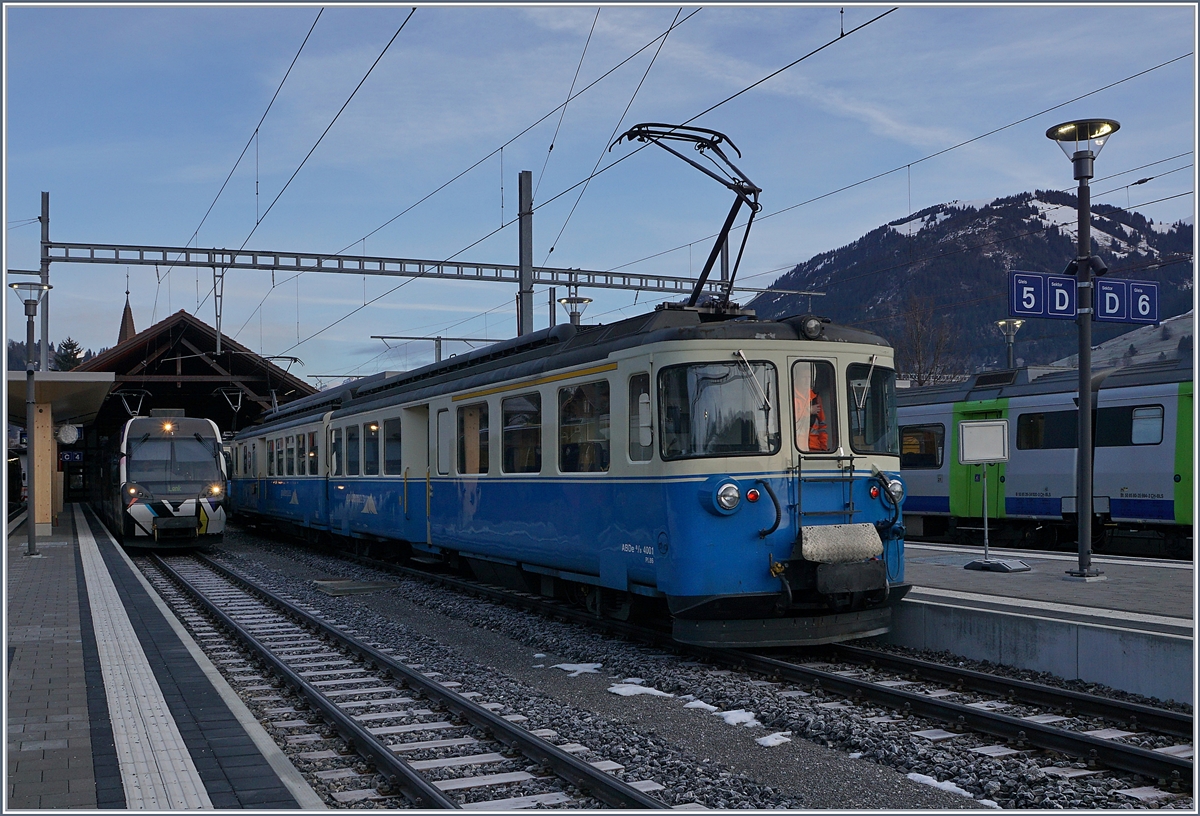 Durch den Streckenunterbruch Gstaad - Château d'Oex sind die zufàllig in Zweisimmen befindlichen ABDe 8/8 4001 und 4002 zur  Aufrechterhaltung des Verkehrs Zweisimmen - Gstaad und Zweisimmen - Lenk untentberlich: 
Das Bild zeigt den aus der Lenk eingetroffen ABDe 8/8 4001 SUISSE bei der Ankunft in Zweisimmen.
10. Jan. 2018