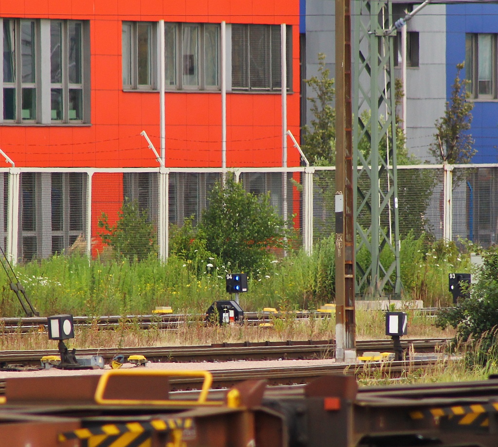 Durch Zufall gesehen....in dem relativ neuen Abstellbereich für Containerzüge in HH-Dradenau werden  blau  leuchtende Signale verwendet, wer weiß mehr und warum blau und weiß und nicht mehr rot und weiß ? HH-Dradenau 14.07.2013(Standort Parkplatz an einer öffentlichen Strasse).