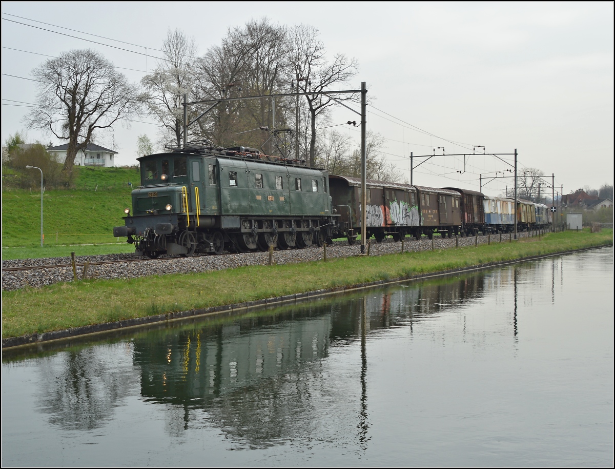 Durchfahrt der heißen Fuhre durch Bürglen mit Lok Ae 4/7 10950 der Swisstrain. April 2014.