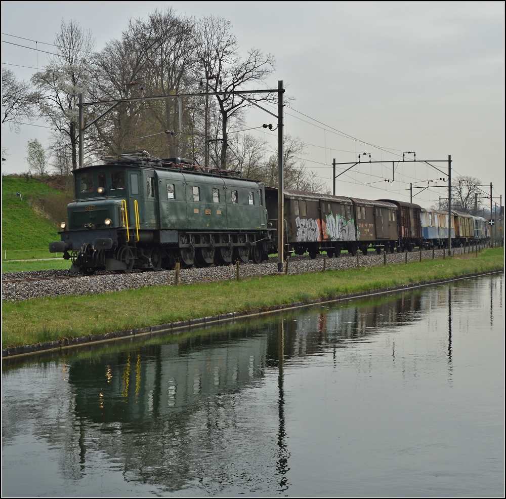 Durchfahrt der heißen Fuhre durch Bürglen mit Lok Ae 4/7 10950 der Swisstrain. April 2014.