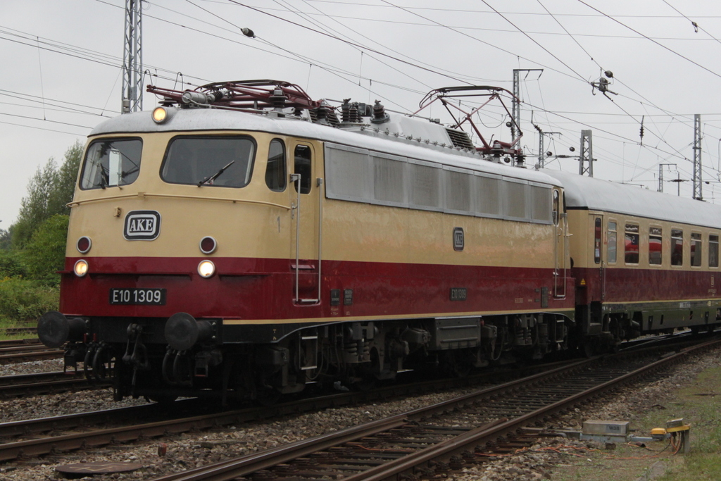 E 10 1309 Mit AKE 51(Rostock-Köln)bei der Ausfahrt im Rostocker Hbf.12.08.2017