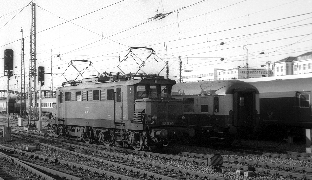 E 44 186/ 144 186-4 Eine der letzten Nachbauten der Deutschen Bahn im Rahmen des Besatzungsstatus, München Hbf 29.12.1979 (Scan)