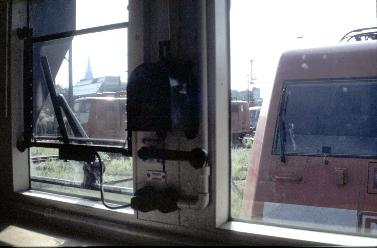 E 75 09 am Tag des Lokführers in Ulm am 20.09.1997. Blick aus dem vorderen Führerstand.