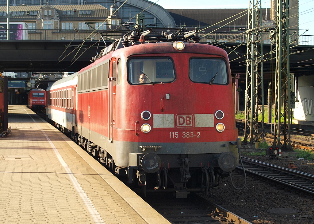 E10 383/115 383-2 mit dem CNL 1286 aus München-Ost. HH-Hauptbahnhof 03.06.2011