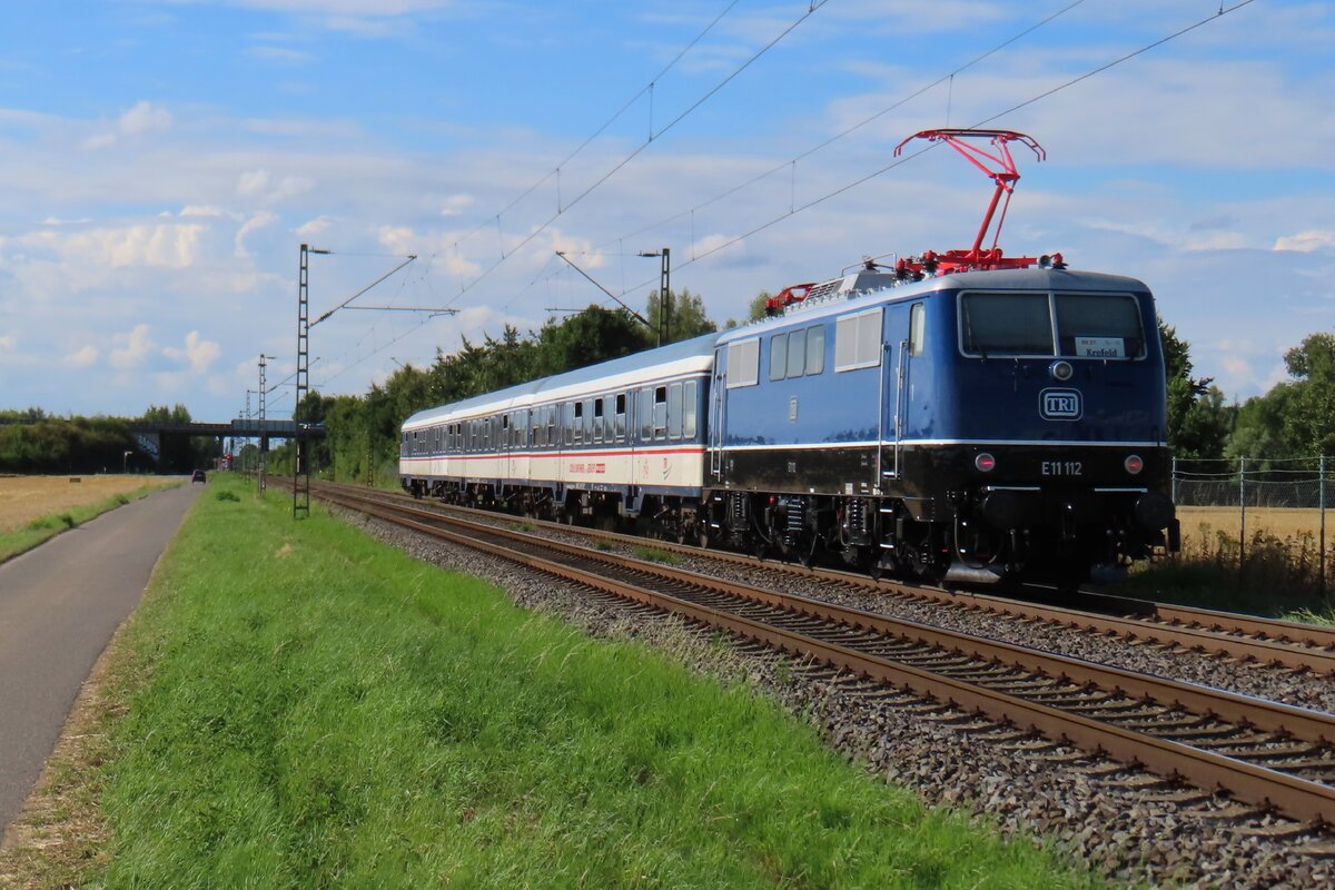 E11 112 schiebt am 23 Juli 2025 der RB37 durch Kaarst nach Krefeld Hbf.