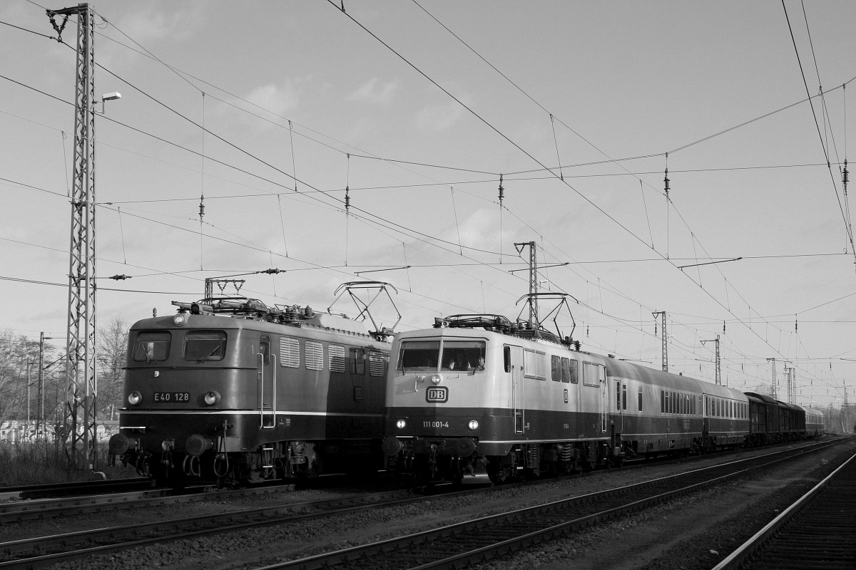 E40 128 & 111 001 treffen sich am 11.03.2015 im Betriebsbahnhof Hamburg-Harburg

Die E40 hat am 10.03.2015 Güterwagen für DB Training von Koblenz nach Hamburg überführt und fuhr Lz ab Hamburg-Harburg weiter nach Kiel.

Am 11.03.2015 fuhr die E40 mit 628 201 nach Hamburg-Harburg um dort auf die Kollegen mit der 111 001 die weitere Güterwagen aus Lichtenfels Überführten.

Das Bild entstand bei der Einfahrt der 111 001 bei Ankunft aus Lichtenfels.

Nach Ausrangieren der Güterwagen aus dem Zugverband wurde dann der Zug zur Heimfahrt nach Koblenz zusammengestellt.

Die Personenwagen dienten als Begleitwagen.

Folgende Zugzusammenstellung war für die Rückreise vorgesehen und Zusammengestellt worden:

111 001
E40 128
D-DB 61-80 19-95 029-3 Avmz
D-DB 61-80 19-95 021-0 Avmz
D-DB 61-80 19-90 134-6 Avmz
D-DB 61-80 89-90 401-4 WGmh
D-DB 61-80 89-90 001-2 WGSmz
95 80 0628 201-5 D-DB