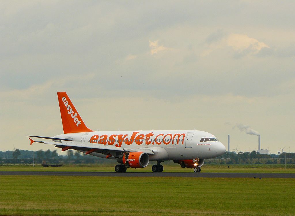 EasyJet Airbus A319-100 geregistreerd als G-EZIY op de Polderbaan. Eerste vlucht van dit vliegtuig 30-11-2005. Schiphol 08-09-2013.