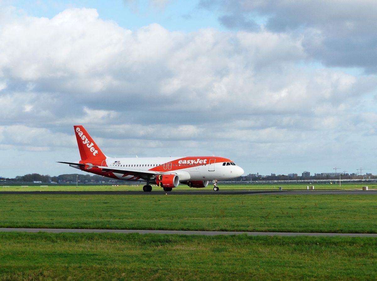 EasyJet OE-LQS Airbus A319-111. Erstflug dieses Flugzeugs war am 11-09-2009. Flughafen Amsterdam Schiphol, Niederlande. Vijfhuizen 27-10-2019.

EasyJet OE-LQS Airbus A319-111. Eerste vlucht van dit vliegtuig was op 11-09-2009. Polderbaan luchthaven Schiphol. Vijfhuizen 27-10-2019.