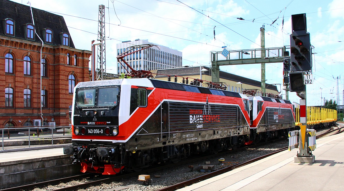 EBS/FWK 143 056-0 + 143 124-6 mit dem  Mercer  Holz-Leerzug. Bremen Hbf 11.06.2022 