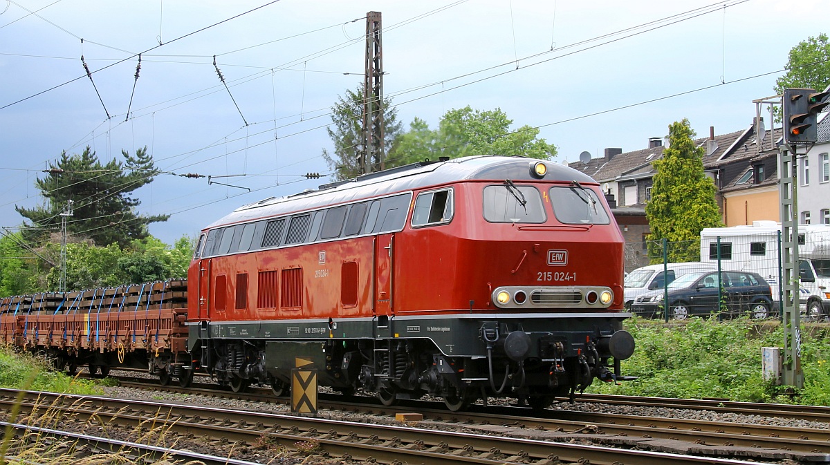 EfW 215 024 mit Güterzug am Gleisdreieck zwischen Mathilde und Oberhausen Osterfeld 09.06.2022