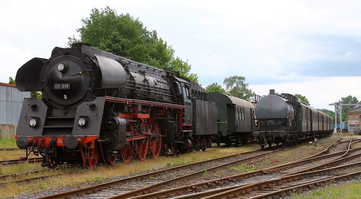 EFZ 01 519 neben dem Wagenpark der Eisenbahn-Tradition in Lengerich TWE (jetzt Captrain) 08.06.2022