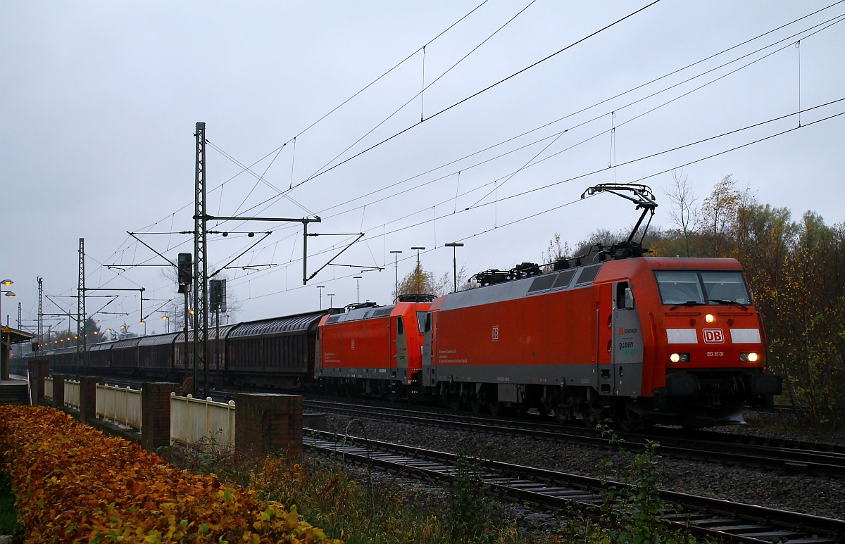 EG 3101 hat die 0 185 326 und einen sehr langen Güterzug am Haken und muss wegen der Baustelle heute sozusagen im  Gegengleis  den Schleswiger Bahnhof durchfahren. 16.11.2014