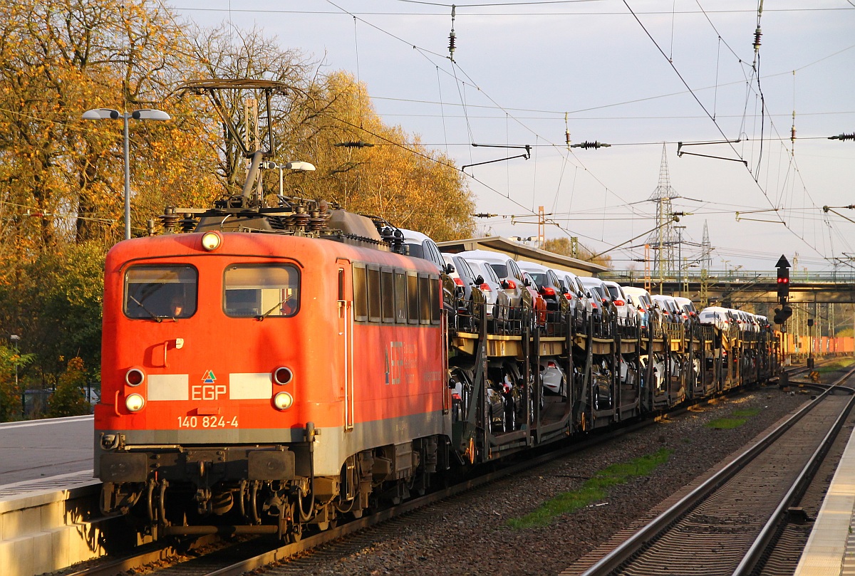 EGP 140 824-4 mit VW Autozug bei der Durchfahrt in Langwedel. 01.11.2013