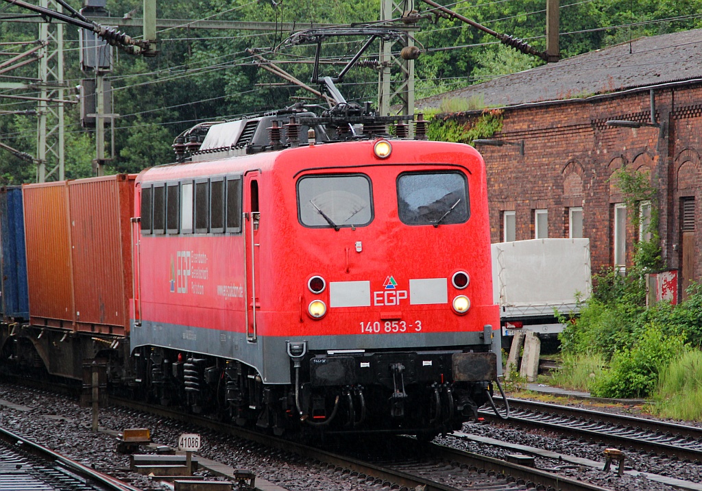 EGP 140 853-3(HU LDX 27.06.12)durchfuhr bei bestem Wetter HH-Harburg mit einem Containerzug. 07.07.12