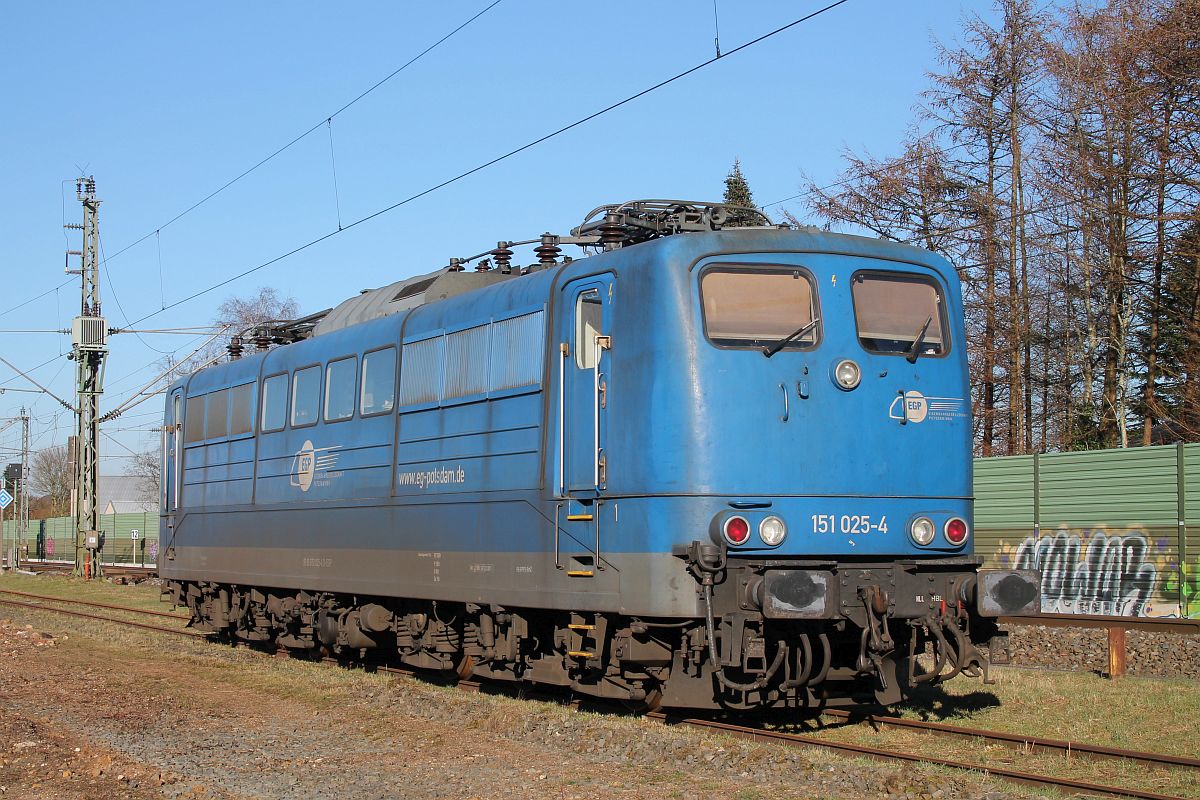 EGP 151 025 wartet in Flensburg-Weiche auf die Rückleistung 03.03.2022