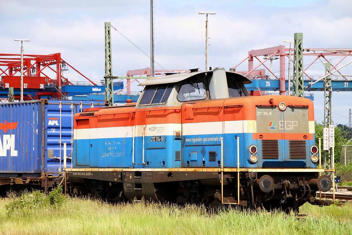 EGP 212 314-9(Unt/EGP/09.11.12)als Portraitaufnahme festgehalten bei der  Arbeit  am Eurogate-Terminal HH Dradenau/Waltershof. 29.05.2014