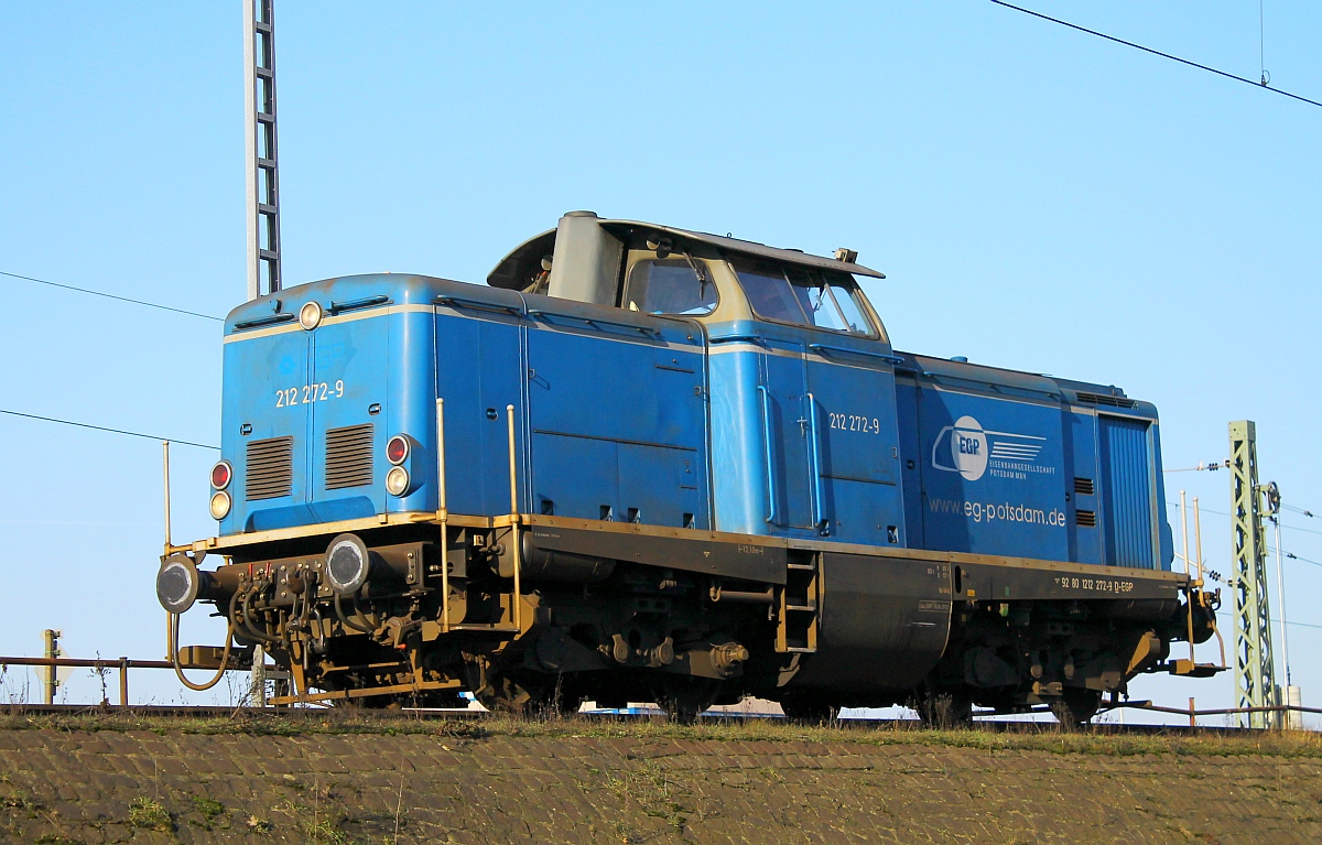 EGP's 212 272-9 dieselt hier laustark über einen Ablaufberg im Hamburger Hafen in HH-Waltershof/Mühlenwerder. 06.02.2015