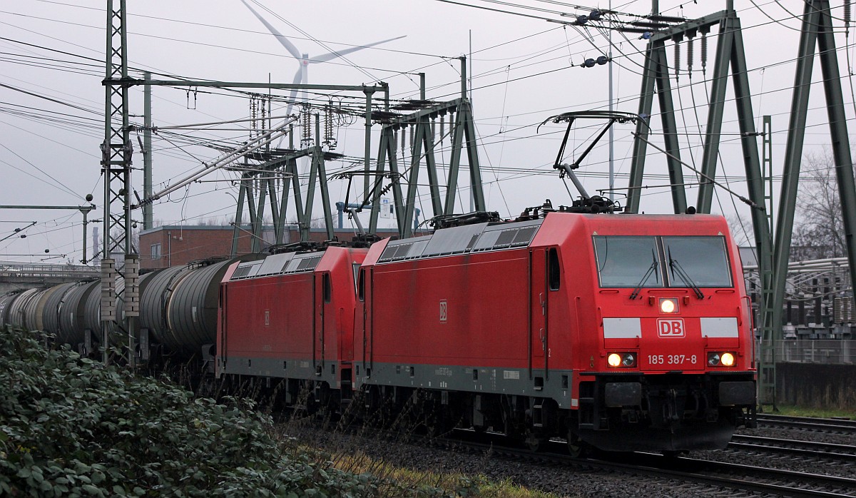 Eher selten am Umspannwerk zu sehen ein Kesselwagen-Zug....gezogen von DB 185 387-8 und 302-7 verschwand der Zug Richtung Hafengelnde. Altenwerder/Dradenau 22.12.2018 