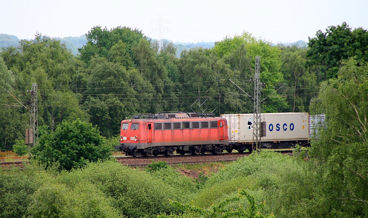 Eher zufällig entstanden die Aufnahme der EGP 139 285-1 die hier mit einem Containerzug durch Maschen fährt. 29.05.2014