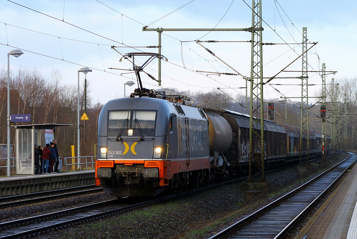 Eigentlich fährt er immer Freitagabend durch Schleswig der Papierzug von Malmö nach Dortmund-Scharnhorst...heute kam Hectorrail 182 502-5 oder 242.502  Zurg  mit dem DGS 45685 etwas später durch Schleswig gefahren. 17.01.2015