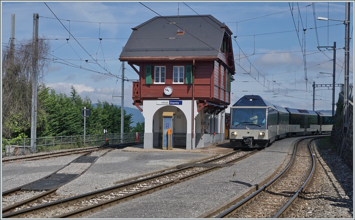 Eigentlich liegt der Bahnhof am Vormittag in der Sonne, ausser es käme gerade eine Fotowolke...

Der einfahrender MOB Panoramic Express von Zweisimmen nach Montreux sorgt mit der Fotowolke für einen reizvollen Effekt. 

26. Juni 2021