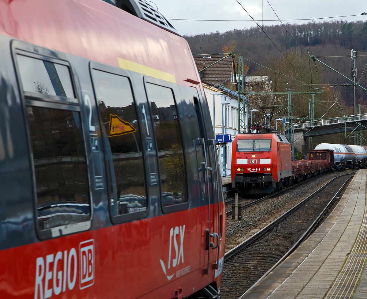 Eigentlich wollte ich mehr von dem Gterzug ins Bild setzen, aber die zwei gekuppelten Hamster haben mir ihn etwas zu gefahren. Die 152 049-3 (91 80 6152 049-3 D-DB) der DB Cargo AG fhrt am 02.12.2021 mit einem gemischten Gterzug durch den Bahnhof Kirchen/Sieg in Richtung Kln.