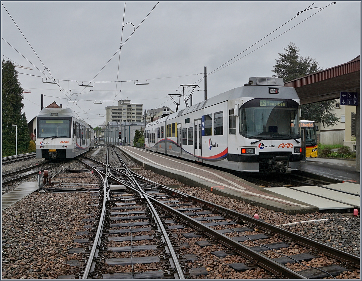 Ein AAR ABe 4/8 wartet in Schöftland  als S 14 auf die Abfahrt nach Menziken.
7. Mai 2017