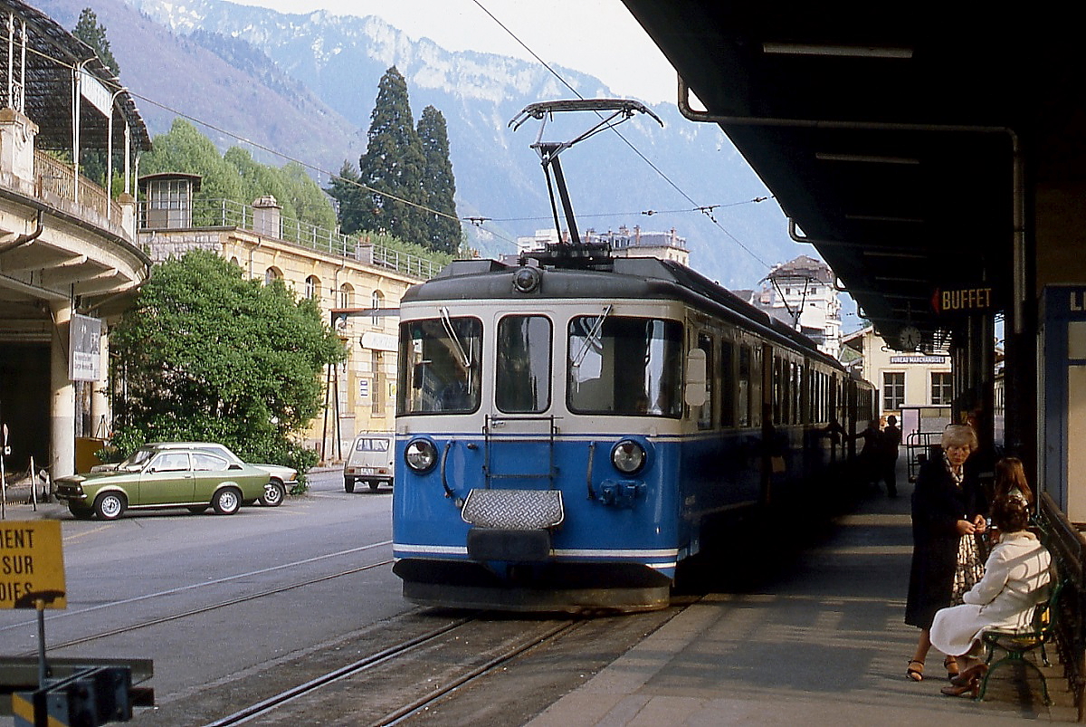 Ein ABDe 8/8 der MOB ist im Mai 1981 in Montreux angekommen