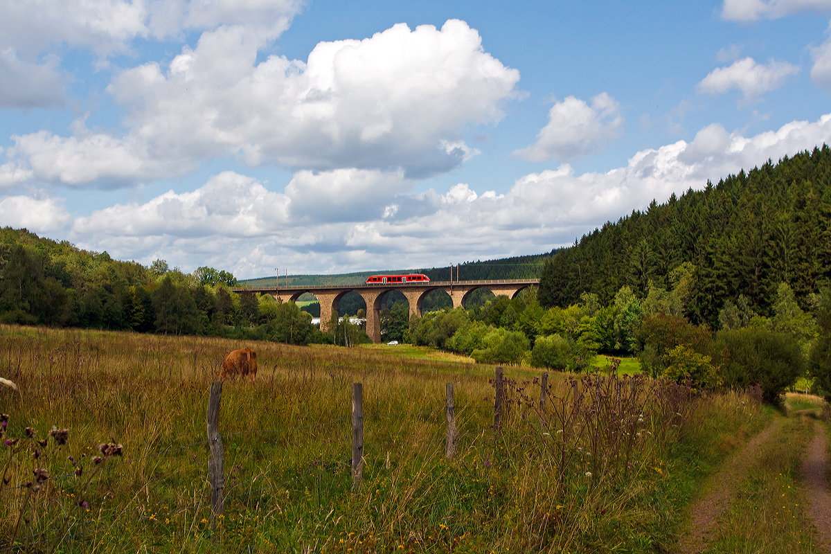 
Ein Alstom Coradia LINT 27 (Dieseltriebwagen der BR 640) der DreiLänderBahn fährt am 12.08.2014 als RB 95  Sieg-Dill-Bahn  (Dillenburg-Siegen-Au/Sieg) über den Rudersdorfer Viadukt in Richtung Siegen, nächster Halt ist Siegen Hbf. 

Ab dem Fahrplanwechsel Dezember 2014 wird diese Linie (RB 95) nur noch zwischen Siegen und Dillenburg verkehren. Bedingt durch die Änderungen das Dieselnetz Eifel-Westerwald-Sieg, welches hier dann durch die HLB gefahren wird. Dann gibt es die Verbindungen: RB 28 Limburg – Altenkirchen – Au – Betzdorf – Siegen und RB 93 Bad Berleburg – Erndtebrück – Siegen – Betzdorf, so muss man dann in Siegen umsteigen. Aber der Schienennahverkehr ist dann auch sehr erweitert, denn es wird im 1/2-Stunden-Takt gefahren und nicht wie jetzt im Stunden-Takt.
