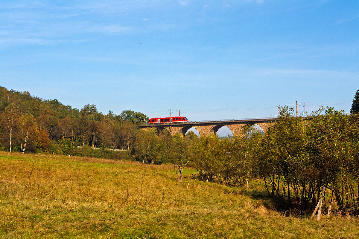 
Ein Alstom Coradia LINT 41 (Dieseltriebwagen BR 648) der DreiLnderBahn fhrt am 02.10.2014 als RB 95 (Dillenburg-Siegen-Au/Sieg) ber den Rudersdorfer Viadukt in Richtung Siegen, nchster Halt ist Siegen Hbf. 

Der Rudersdorfer Viadukt ist eines der drei Ingenieur-Grobauwerke im nrdlichen Abschnitt der Dillstrecke (KBS 445)  zwischen Siegen und Haiger auf dem Gebiet des heutigen Ortsteils Rudersdorf der Gemeinde Wilnsdorf, im Bereich von Streckenkilometer 114,9. 

Aufgrund der schwierigen Topografie und der begrenzten technischen Mglichkeiten war eine direkte Verbindung zwischen Siegen, Haiger und darber hinaus Dillenburg zum Zeitpunkt des Baus der Deutz-Gieener Bahn vom heutigen Kln-Deutz nach Gieen beim Bau dieser Strecke in den 1850er-Jahren noch nicht mglich. 

Erst 1915 wurde diese direkte Verbindung zwischen Siegen und Haiger fertiggestellt. Das war vor allem fr den aus dem Ruhrgebiet nach Sden fhrenden Kohleverkehr wichtig. Mglich wurde diese Streckenfhrung durch die drei groen Ingenieurbauwerke: Den Niederdielfener Viadukt, den Rudersdorfer Viadukt und den Rudersdorfer Tunnel.