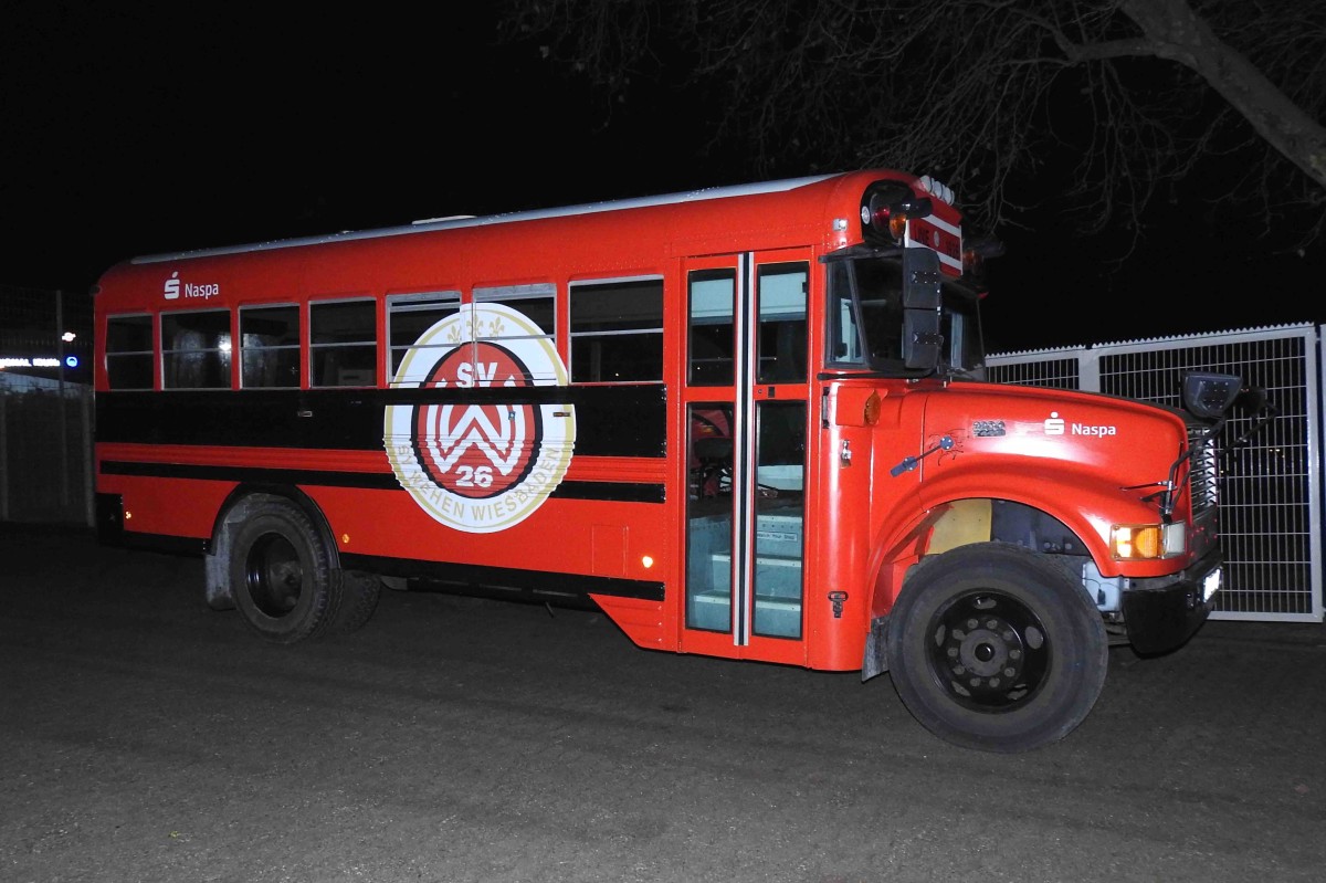 ein alter Schoolbus als Werbefahrzeug fr den SV Wehen-Wiesbaden, Dezember 2015