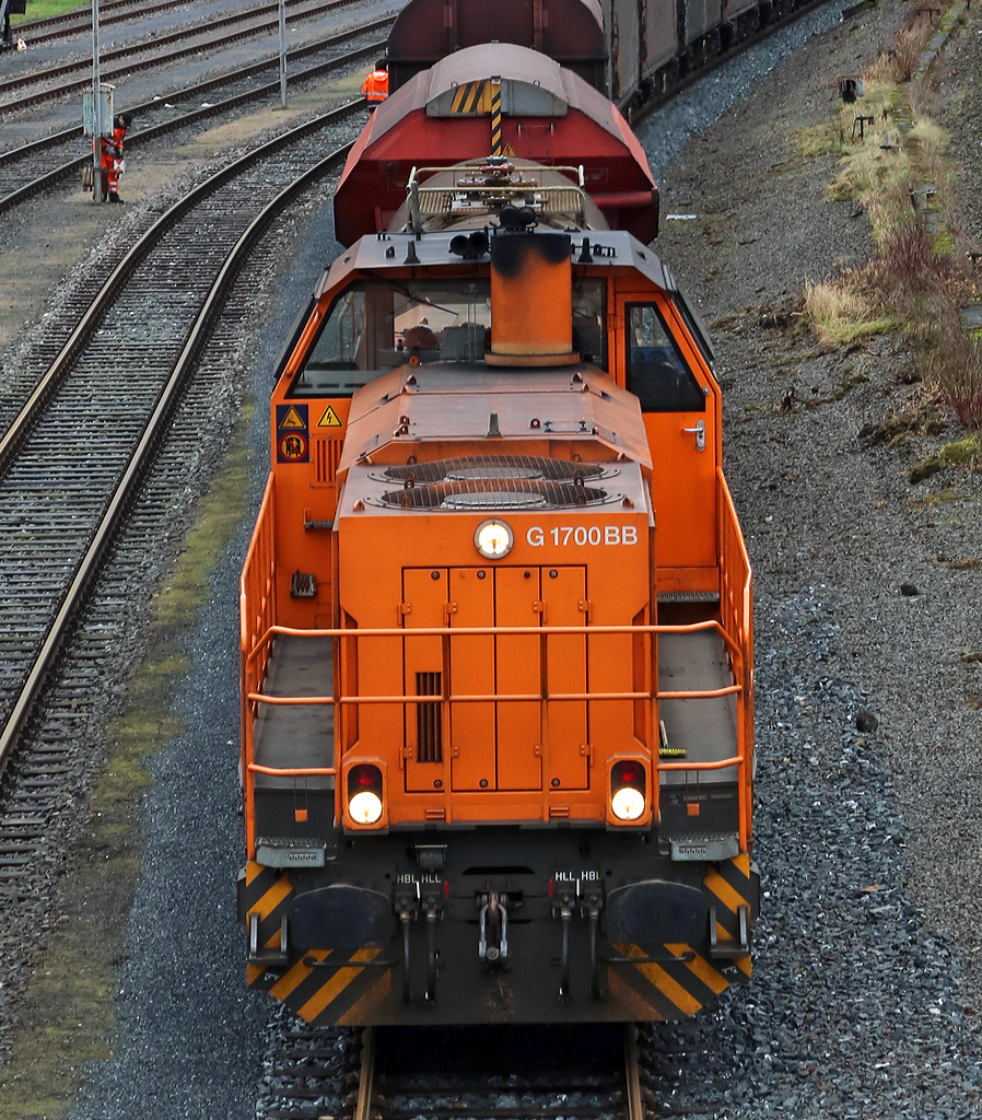 
Ein anderer Blick auf eine  Vossloh G 1700-2 BB.....
Die Lok 46 (277 807-4) der Kreisbahn Siegen-Wittgenstein (KSW) steht am 09.01.2015 mit einemGüterzug in Herdorf auf dem KSW-Rangierbahnhof zur Übergabefahrt nach Kreuztal via Betzdorf bereit. Die Lok ist Vossloh G 1700-2 BB (eingestellt als 92 80 1277 807-4 D-KSW), sie wurde 2008 unter der Fabrik-Nr. 5001680 gebaut.