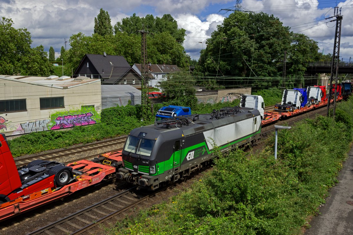 Ein Argument f�r die Verlagerung des G�terverkehrs auf die Schiene ist ja, dass ein einziger Zug zahlreiche LKW-Fahrten ersetzen kann. Die Begegnung von 193 739 mit zahlreichen Zugmaschinen als Ladung eines entgegenkommenden Zuges erweitert diese Argumentation quasi um eine weitere Ebene: Nicht nur die Ladung, sondern auch die LKW selbst k�nnen mit der Bahn klimafreundlich transportiert werden.