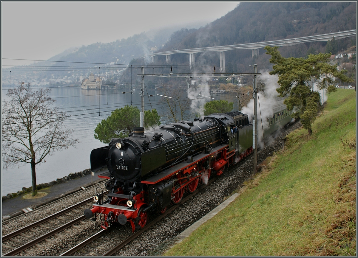 Ein ausfahrender Regionalzug in Villeneuve bremste die Fahrt der 01 202 für einen Augenblick und bot die Gelegenheit für weitere Bilder.
18. Jan. 2014 
 