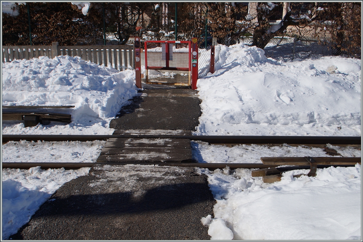 Ein Bahnübergang in Chamonix. Links und Recht reichen die von Holzbalken geschützten, 850 Volt führenden, Stromschienen ins Bild.
10. Feb. 2015
