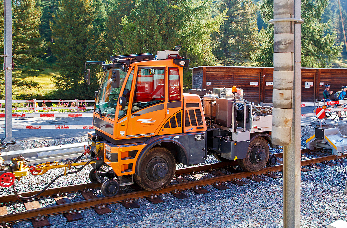 Ein Bergmann Schmalspur Zweiwege-Geräteträger GT 3006 Rangier- und Unterhalts-Zweiwege-Fahrzeug) am 06.09.2021 in Pontresina (auf genommen aus einem Zug heraus).