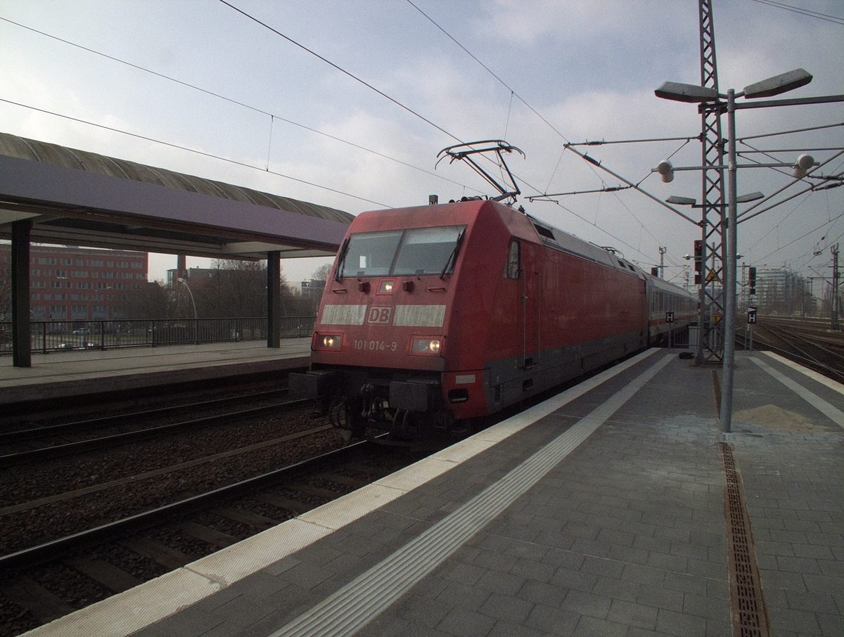 Ein besonderer Zug: IC2388 (Frankfurt - Berlin), hier gezogen von 101 014, wird in Hannover mit IC 2222 (Aachen - Berlin), Zuglok (nicht sichtbar): 101 122, vereinigt. Die zweite 101 l�uft dabei in der Zugmitte. Hier kommt diese Komposition am 6.3.14 in Berlin Ostbahnhof an.