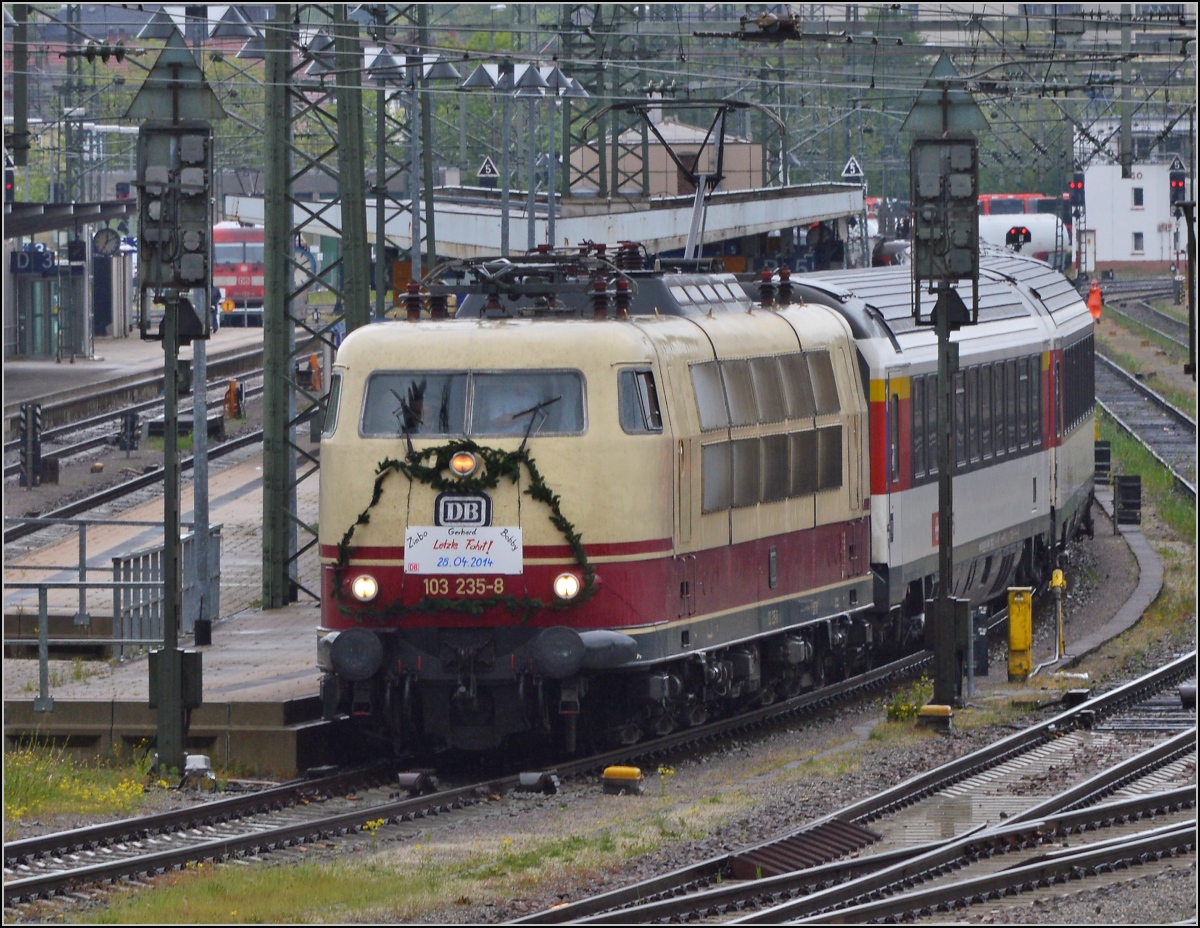 Ein Besuch in Singen am Hohentwiel. Man glaubt es kaum, aber 103 235-8 kommt zur letzten Fahrt eines Tf ausnahmsweise nach Singen. Hier bei der Ausfahrt Singen. April 2014.